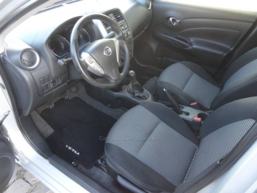 NISSAN - VERSA - 2015/2016 - Prata - R$ 52.000,00