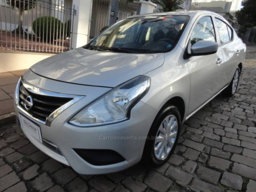 NISSAN - VERSA - 2015/2016 - Prata - R$ 52.000,00