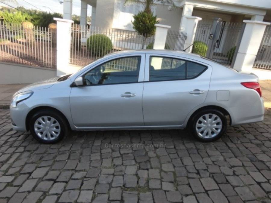NISSAN - VERSA - 2015/2016 - Prata - R$ 52.000,00