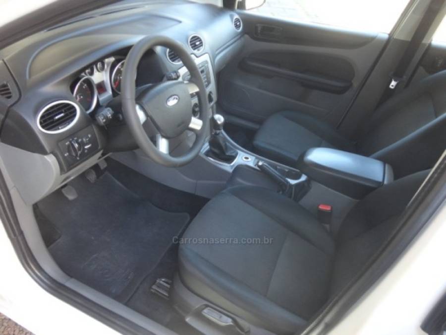 FORD - FOCUS - 2012/2013 - Branca - R$ 47.000,00