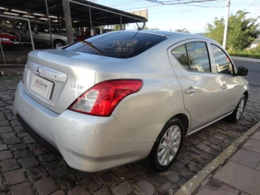 NISSAN - VERSA - 2015/2016 - Prata - R$ 52.000,00