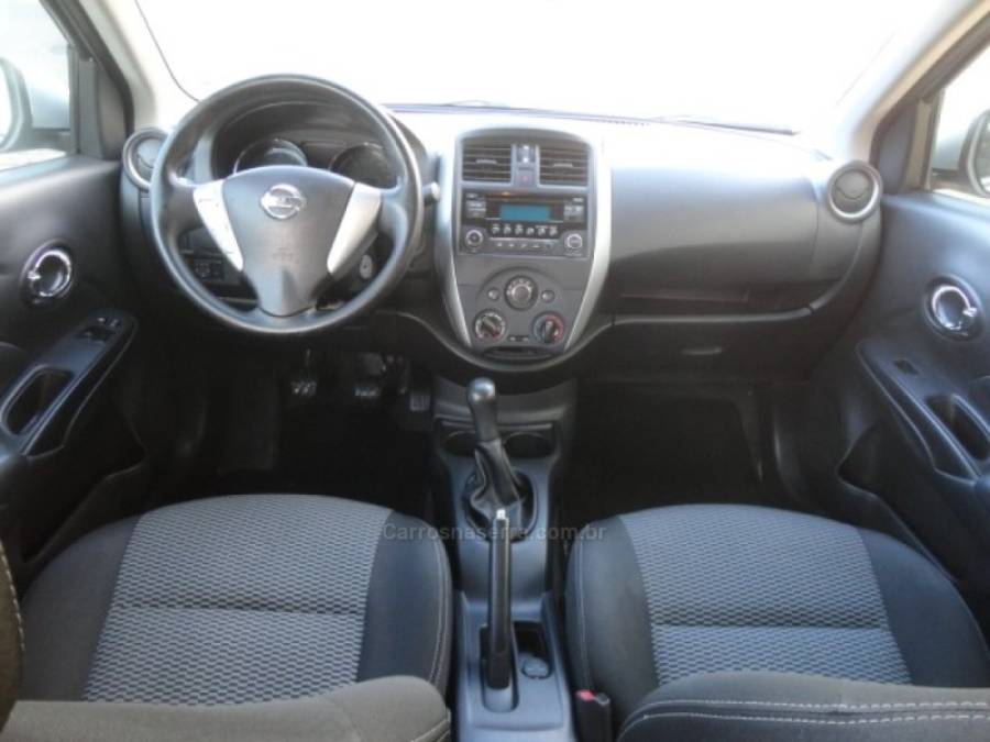 NISSAN - VERSA - 2015/2016 - Prata - R$ 52.000,00